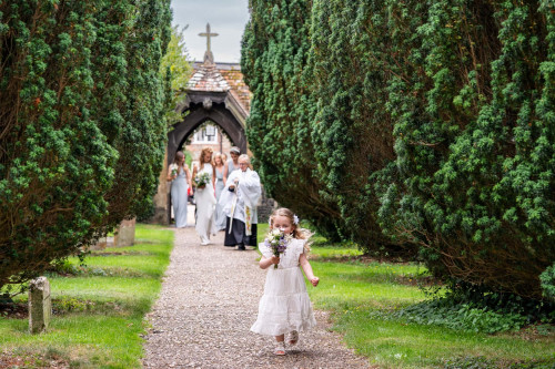 Bride arrives at the church. Natural wedding photography